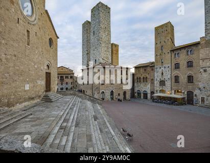 San Gimignano ist eine Anhöhe der ummauerten mittelalterlichen Stadt in der Provinz Siena, Toskana, Nord-Zentral-Italien Stockfoto