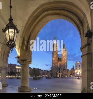 Die Kirche unserer Lieben Frau in den Himmel, auch als Marienkirche bekannt, ist eine gotische Kirche in Backsteinform neben dem Hauptmarkt in Krakau, Polen, EUR Stockfoto