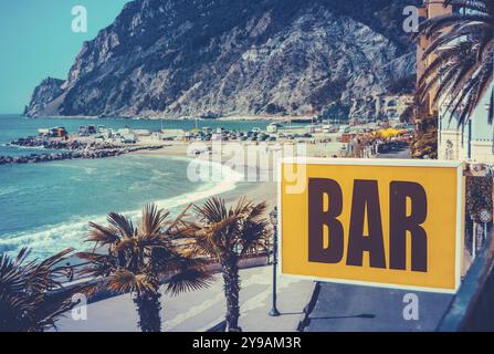 Retro-gefilterte Foto eines Jahrgangs Strandbar Zeichen Stockfoto