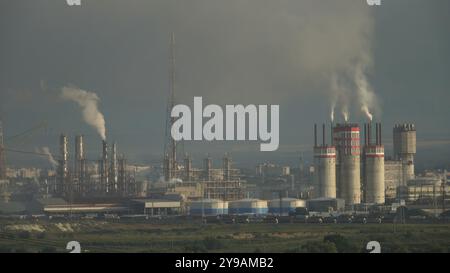 Öl- und Gasraffinerieanlage mit Schornsteinrauch, Business Petrochemie Industrie, Energie- und Brennstoffenergie, Ökosystem und gesunde Umweltkonzepte Stockfoto