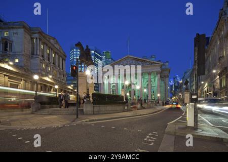 Nachtblick auf das britische Finanzherz, die Bank of England und die Royal Exchange. Foto mit dem Neigungs-/Verschiebungsobjektiv, vertikale Linien der Architektur p Stockfoto