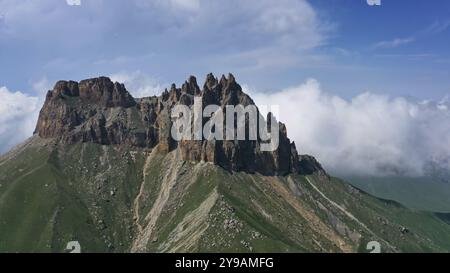 Blick aus der Vogelperspektive auf den Berg Naujiza oder Schwiegerzähne mit fantastischen Klippen in Kabardino-Balkaria, Kaukasus, Russland, Europa Stockfoto