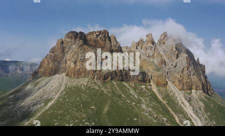 Blick aus der Vogelperspektive auf den Berg Naujiza oder Schwiegerzähne mit fantastischen Klippen in Kabardino-Balkaria, Kaukasus, Russland, Europa Stockfoto