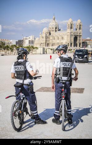 MARSEILLE, FRANKREICH, 7. MAI 2014: Zwei französische Polizeibeamte auf Fahrrädern vor der Kathedrale von Marseille Stockfoto