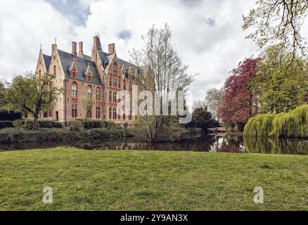 Loppem Castle ist eine Burg in Loppem in der Gemeinde Zedelgem, in der Nähe von Brügge in Westflandern, in der flämischen Region Belgien Stockfoto