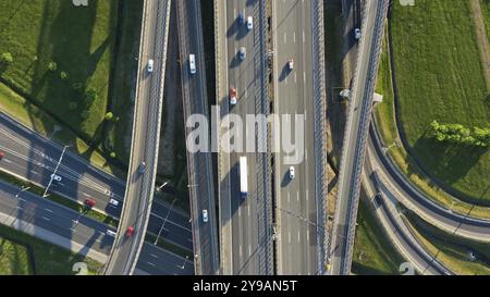 Blick von oben auf viele Autos an einer modernen Straßenkreuzung Stockfoto