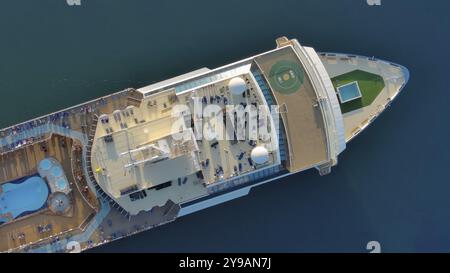 Segeln großes Kreuzfahrtschiff aus der Luft von oben. Abenteuer und Reisen Stockfoto