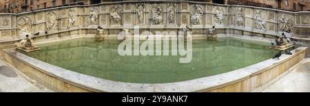 Der Fonte Gaia ist ein monumentaler Brunnen auf der Piazza del Campo, gegenüber dem Palazzo Pubblico im Zentrum von Siena, Italien, Europa Stockfoto