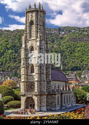 Die Kathedrale St. Nikolaus in Freiburg. Sie ist auf einem Felsvorsprung 50 Meter über dem Fluss Sarine errichtet. Nr.78 Stockfoto