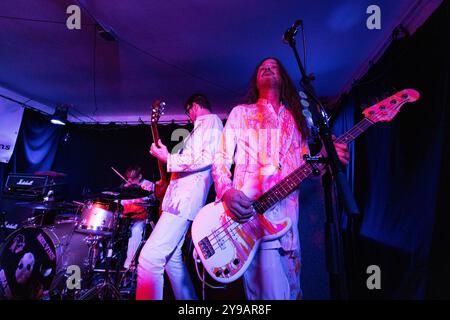 Newcastle, UK - Redd Kross tritt am 9. Oktober 2024 im Rahmen ihrer aktuellen Europatournee in den Cumberland Arms in Newcastle auf. Quelle: Jill O'Donnell/Alamy Live News Stockfoto