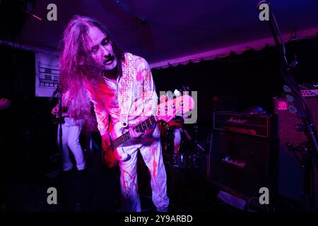 Newcastle, UK - Redd Kross tritt am 9. Oktober 2024 im Rahmen ihrer aktuellen Europatournee in den Cumberland Arms in Newcastle auf. Quelle: Jill O'Donnell/Alamy Live News Stockfoto