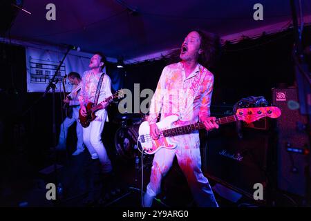 Newcastle, UK - Redd Kross tritt am 9. Oktober 2024 im Rahmen ihrer aktuellen Europatournee in den Cumberland Arms in Newcastle auf. Quelle: Jill O'Donnell/Alamy Live News Stockfoto