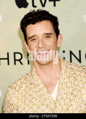 West Hollywood, Kalifornien, USA. Oktober 2024. Michael Urie nimmt am 08. Oktober 2024 in West Hollywood, Kalifornien, an der zweiten Staffel von Apple TV's „Shrinking“ im Pacific Design Center Teil. Quelle: Jeffrey Mayer/Media Punch/Alamy Live News Stockfoto