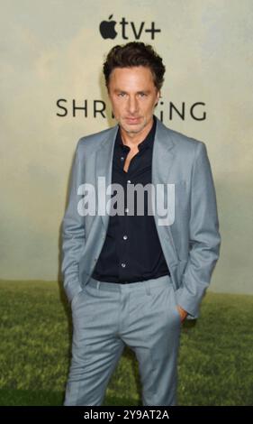 West Hollywood, Kalifornien, USA. Oktober 2024. Zach Braff nimmt am 08. Oktober 2024 in West Hollywood, Kalifornien, an der zweiten Staffel von Apple TV’s „Shrinking“ im Pacific Design Center Teil. Quelle: Jeffrey Mayer/Media Punch/Alamy Live News Stockfoto