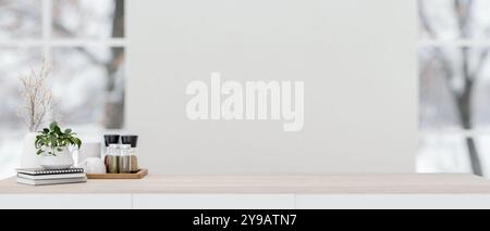 Eine Nahaufnahme einer Produktpräsentation auf einer minimalistischen Holzplatte mit Zubehör in einem einfachen weißen Raum. 3D-Rendering, 3D-Abbildung Stockfoto