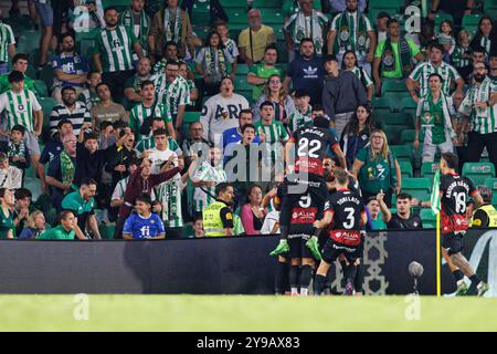 Sevilla, Spanien. September 2024. Die Spieler von RCD Mallorca feiern, nachdem sie beim LaLiga EASPORTS Spiel zwischen Real Betis Balompie und RCD Mallorca im Estadio Benito Villamarin ein Tor geschossen haben. Endergebnis; Real Betis 1:2 Mallorca. (Foto: Maciej Rogowski/SOPA Images/SIPA USA) Credit: SIPA USA/Alamy Live News Stockfoto