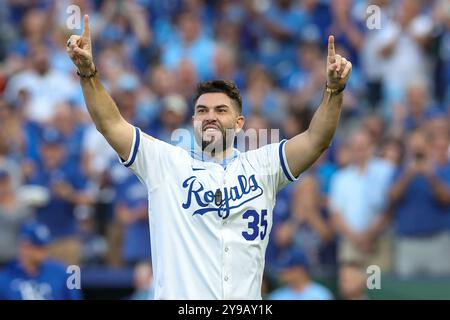 Kansas City, MO, USA. Oktober 2024. Eric Hosmer, ehemaliger Spieler der Kansas City Royals, reagiert vor dem dritten Spiel der American League Division Series in den New York Yankees im Kauffman Stadium in Kansas City, MO, auf die Menge. David Smith/CSM/Alamy Live News Stockfoto