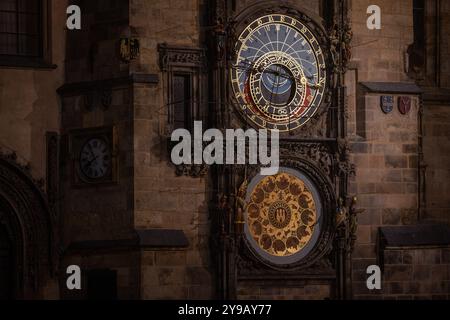 Teil der astronomischen Uhr in der Prager Altstadt am Abend. Blick auf die astronomische Uhr, Prag. Stockfoto