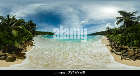 360 Grad Panorama Ansicht von Wellen schlagen gegen eine felsige Küste. Mahe, Seychellen.