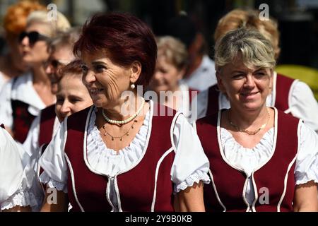 Badacsony, Balaton, Ungarn - 8. September 2024: Straßenparade des Weinerntefestes, Frauen mittleren Alters in traditioneller Kleidung Stockfoto