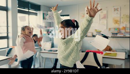 Begeisterte Schüler, Kinder und Feiern mit Dokumenten in der Luft für Urlaub, Sommer oder Ende des Schulsemesters. Junge, glückliche und elementare Kinder mit Stockfoto