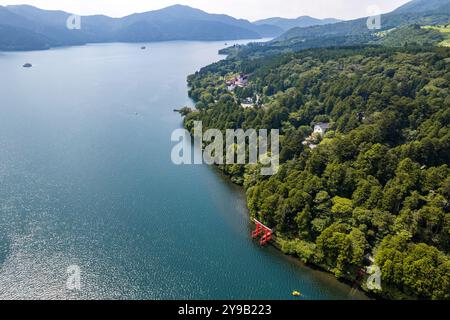 Aus der Vogelperspektive des Hakone-Seeschreins in Japan Stockfoto