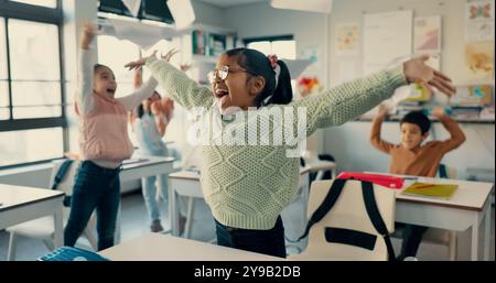 Begeisterte Schüler, Kinder und Feiern mit Dokumenten in der Luft für Urlaub, Sommer oder Ende des Schulsemesters. Junge, glückliche und elementare Kinder mit Stockfoto