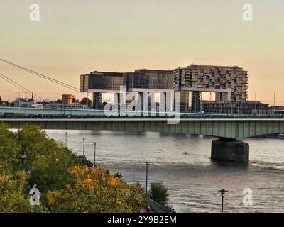 Köln Themenfoto. Stadt, Deutschland, Nordrhein-Westfalen, Köln, 05.10.2024 die drei Kranhauser im Koelner Rheinauhafen im romantischen Abendlicht Themenfoto. Stadt, Deutschland, Nordrhein-Westfalen, Köln, 05.10.2024 *** Köln Themenfoto Stadt, Deutschland, Nordrhein-Westfalen, Köln, 05 10 2024 die drei Kranhäuser in Kolognes Rheinauhafen im romantischen Abendlicht Themenfoto Stadt, Deutschland, Nordrhein-Westfalen, Köln, 05 10 2024 Copyright: XAugstx/xEibner-Pressefotox EP jat Stockfoto
