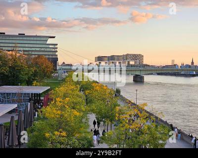 Köln Themenfoto. Stadt, Deutschland, Nordrhein-Westfalen, Köln, 05.10.2024 die drei Kranhauser im Koelner Rheinauhafen im romantischen Abendlicht Themenfoto. Stadt, Deutschland, Nordrhein-Westfalen, Köln, 05.10.2024 *** Köln Themenfoto Stadt, Deutschland, Nordrhein-Westfalen, Köln, 05 10 2024 die drei Kranhäuser in Kolognes Rheinauhafen im romantischen Abendlicht Themenfoto Stadt, Deutschland, Nordrhein-Westfalen, Köln, 05 10 2024 Copyright: XAugstx/xEibner-Pressefotox EP jat Stockfoto