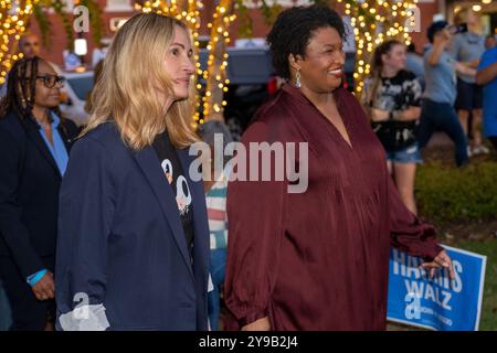 CANTON, GEORGIA – 09. Oktober: Schauspielerin Julia Roberts und Wahlrechtsaktivistin Stacey Abrams treffen am 9. Oktober 2024 bei der Rallye Reproduktive Freiheit von VP Harris in Canton ein. (Foto: Phil Mistry / PHIL FOTO) Credit: Phil Mistry/Alamy Live News Stockfoto