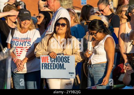 CANTON, GEORGIEN – 09. Oktober: Frauen versammeln sich, um bei der Rallye der reproduktiven Freiheit von VP Harris am 9. Oktober 2024 in Canton zu jubeln. (Foto: Phil Mistry / PHIL FOTO) Credit: Phil Mistry/Alamy Live News Stockfoto