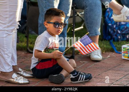 CANTON, GEORGIA – 9. Oktober: Ein junger Junge winkt und spielt mit amerikanischer Flagge bei der Reproduktionsfreiheitsrallye von VP Harris in Canton am 9. Oktober 2024. (Foto: Phil Mistry / PHIL FOTO) Credit: Phil Mistry/Alamy Live News Stockfoto