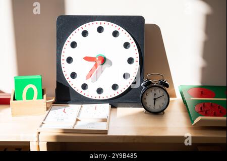 Hölzerne Uhrenspielzeug für Montessori-Lern- und Erziehungsmethoden für die Kindererziehung. Stockfoto