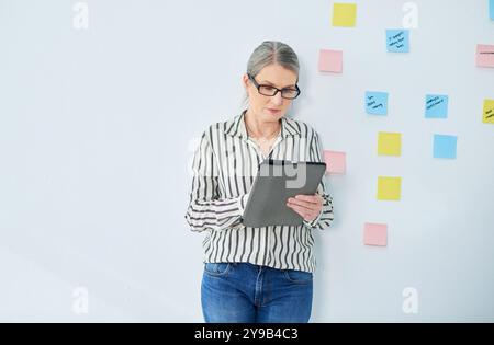 Planungs-, Tablet- und Geschäftsfrau im Büro für Brainstorming, Diskussion und Website. Kreatives Unternehmen, Startup und erfahrener Mitarbeiter im Bereich digitale Technologie Stockfoto