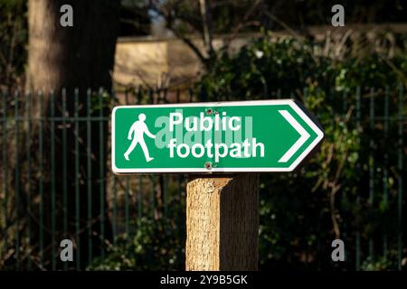 Schild für öffentliche Wanderwege vor verschwommenem Hintergrund in Saffron Walden, Essex, Großbritannien. Stockfoto