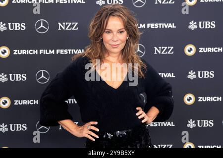 Jennifer Grey bei der Premiere des Kinofilms A Real Pain auf dem 20. Zürich Filmfestival 2024 im Corso 1. Zürich, 09.10.2024 *** Jennifer Grey bei der Premiere des Spielfilms A Real Pain beim 20 Zurich Film Festival 2024 im Corso 1 Zürich, 09 10 2024 Foto:XA.xRaemyx/xFuturexImagex Pain 4014 Stockfoto