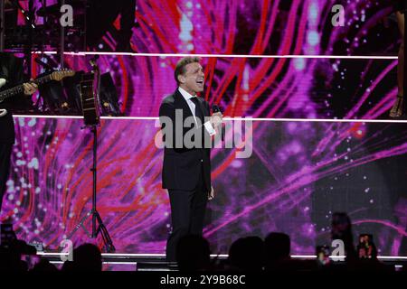 Luis Miguel in Concert Sänger Luis Miguel tritt auf der Bühne während der Luis Miguel 2024 Tour in der Arena CDMX auf. Am 8. Oktober 2024 in Mexiko-Stadt. Foto: Ismael Rosas/Eyepix Group Mexico City CDMX Mexico Copyright: XIsmaelxRosasxEyepixxGroupx Stockfoto