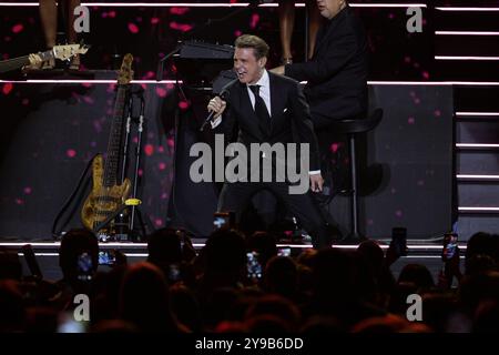 Luis Miguel in Concert Sänger Luis Miguel tritt auf der Bühne während der Luis Miguel 2024 Tour in der Arena CDMX auf. Am 8. Oktober 2024 in Mexiko-Stadt. Foto: Ismael Rosas/Eyepix Group Mexico City CDMX Mexico Copyright: XIsmaelxRosasxEyepixxGroupx Stockfoto