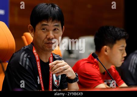 King Abdullah Sports City Stadium, Dschidda, Saudi-Arabien. Oktober 2024. Hajime Moriyasu, Wataru Endo (JPN), 9. Oktober 2024 - Fußball/Fußball : Japan-Cheftrainer Hajime Moriyasu und Wataru Endo nehmen an einer Pressekonferenz der FIFA-Weltmeisterschaft 2026 im Finale der Asiatischen Qualifikationsrunde Gruppe C gegen Saudi-Arabien im King Abdullah Sports City Stadium in Jeddah Teil. Quelle: AFLO/Alamy Live News Stockfoto