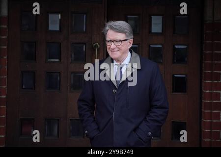 Aktenfoto vom 02/24 von Lord Peter Mandelson in der St. Mary the Virgin Church in Primrose Hill, Nordwesten Londons. Das Vereinigte Königreich muss sich in eine Wirtschaft mit hohen Investitionen verwandeln, um aus der "Unterwasserschleife" mit geringem Wachstum zu kommen, behauptet Lord Peter Mandelson und fügt hinzu, dass er mit "anhaltenden Unterinvestitionen" zu kämpfen habe. Ausgabedatum: Donnerstag, 10. Oktober 2024. Stockfoto