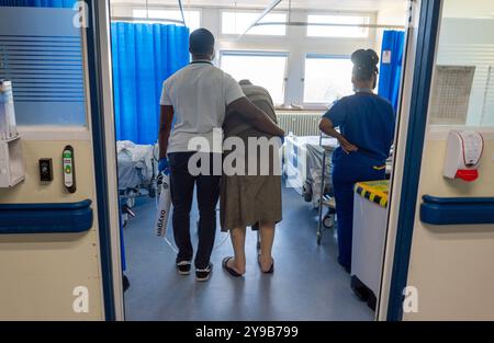 Aktenfoto vom 18/01/23 mit einer allgemeinen Ansicht des Personals auf einer NHS-Krankenhausstation im Ealing Hospital in London. Der Anteil der Männer, die in England in der Erwachsenensozialfürsorge arbeiten, hat laut einem Bericht, in dem auch vor der Notwendigkeit gewarnt wird, die Flut der britischen Arbeitnehmer, die aus dem Sektor ausscheiden, einzudämmen, einen Rekordhoch erreicht. Ausgabedatum: Donnerstag, 10. Oktober 2024. Stockfoto