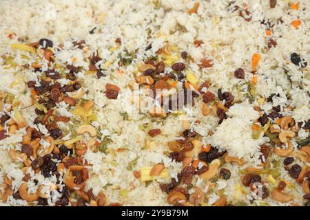 Leckere Biriyani mit getrockneten Früchten und Nüssen Stockfoto