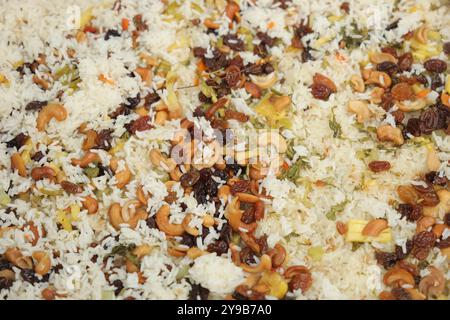 Leckere Biriyani mit getrockneten Früchten und Nüssen Stockfoto