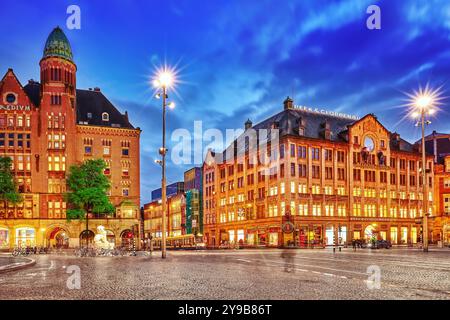 AMSTERDAM, Niederlande - 15. September 2015: Schönen Amsterdam, Zentrum der Dam-Platz am Abend. Platz ist ein zentraler Ort für die lokalen Einwohner Stockfoto