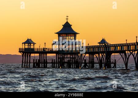 Clevedon Pier mit orangefarbenem Sonnenuntergang Stockfoto