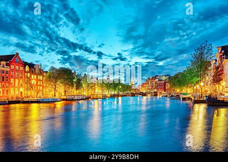 Berühmte Amstel Fluss und Nacht Blick der schönen Stadt Amsterdam. Niederlande Stockfoto