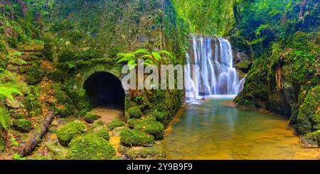 Ein 2:1-Panoramafoto eines Wasserfalls im Biosphärenreservat Kortezubi Urdaibai, Baskenland, Spanien. Stockfoto