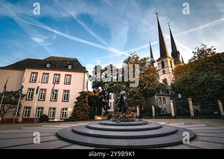 Herbstnachmittag am Place Clairefontaine mit den Türmen der Kathedrale Notre-Dame - Luxemburg-Stadt Stockfoto