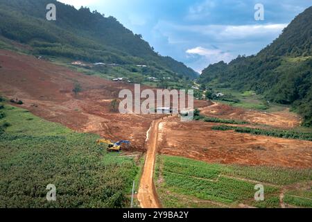 Ein riesiges Tal in Dong Van, Provinz Ha Giang, Vietnam, umgeben von majestätischen Kalksteinbergen. Die steilen, hoch aufragenden Klippen schaffen eine wilde und majestätische Atmosphäre Stockfoto