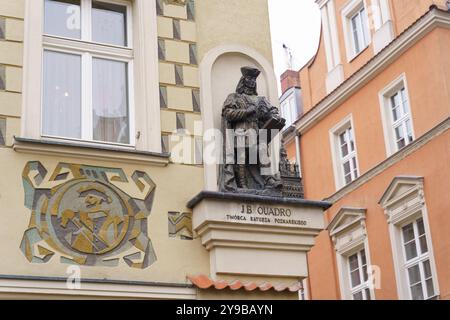 Posen, Polen - 20. Januar 2023: Eine fesselnde Skulptur ziert die Ecke eines Gebäudes in Posen, Polen, mit detailgetreuer Handwerkskunst und AR Stockfoto